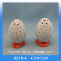 Многоточие дизайн яйца формы керамический перец и солонка